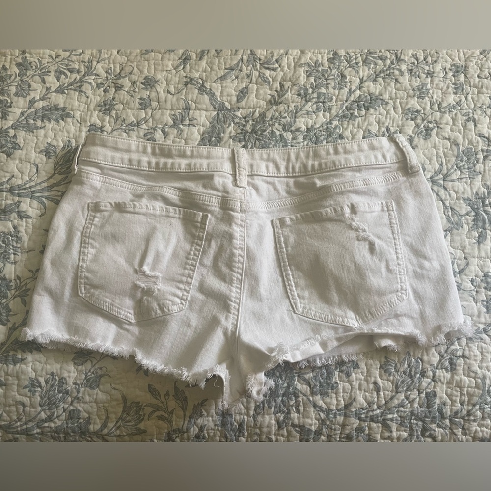 🔥 DEAL OF THE WEEK 🔥 White jean shorts distressed - Picture 2 of 6